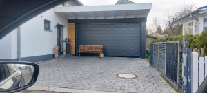 Sektionaltor-mit-seitlicher-Holzverkleidung-Sektionaltor